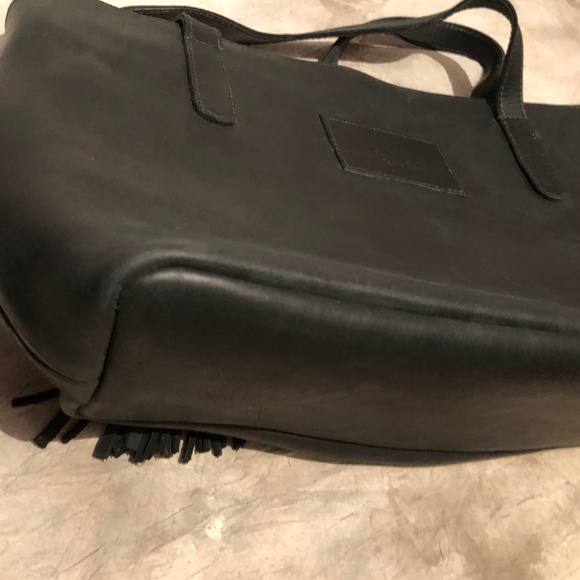 PARKER CLAY TOTE BAG. Merkato Signature Zip Tote LEATHER TOTE BAG - Picture 4 of 11